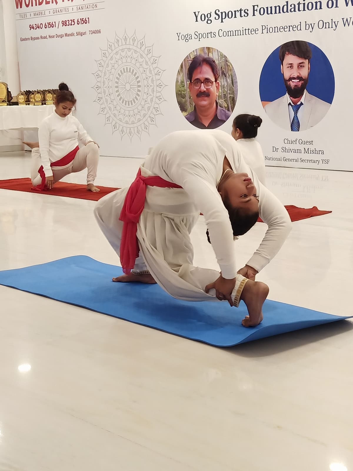 Natural Feelings Founder demonstrating advanced yoga